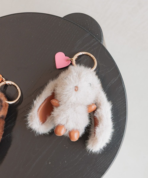 Andemiu(アンデミュウ)の「ウサギチャンチャーム571424(チャーム・レディース・グレー/ブラウン・FREE)」の2枚目の写真