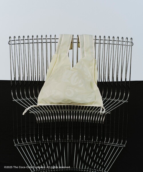 ADAM ET ROPE'(アダムエロペ)の「【Coca-Cola】Eco bag(エコバッグ/サブバッグ・レディース・ブラック/キナリ・FREE)」の2枚目の写真
