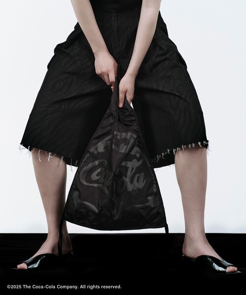 ADAM ET ROPE'(アダムエロペ)の「【Coca-Cola】Eco bag(エコバッグ/サブバッグ・レディース・ブラック/キナリ・FREE)」の1枚目の写真