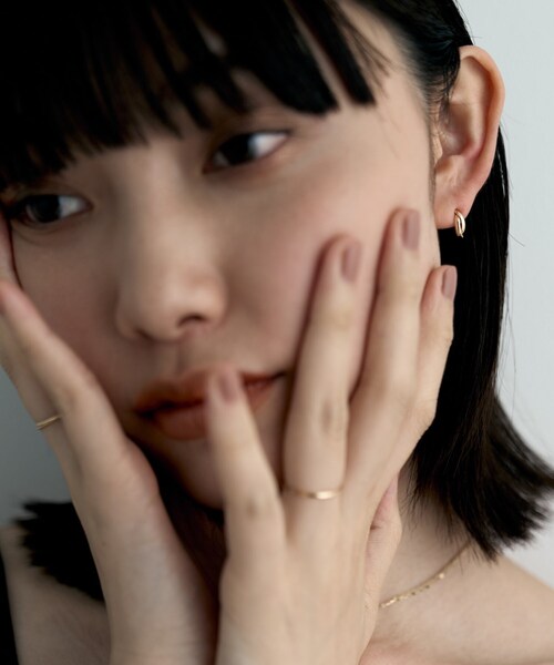 COCOSHNIK ONKITSCH(ココシュニックオンキッチュ)の「K10ドームクロスアーチピアス(ピアス(両耳用)・レディース・イエローゴールド・00)」の8枚目の写真