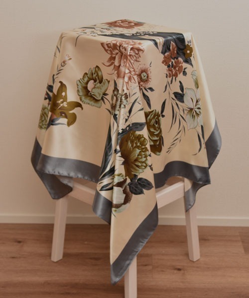 Mayree（メイリー）の「【resonance】ゴージャス フラワーデザイン シルクタッチ 大判スカーフ【マルチウェイ】（バンダナ/スカーフ・レディース・パープル系/グレー系・FREE）」の3枚目の写真