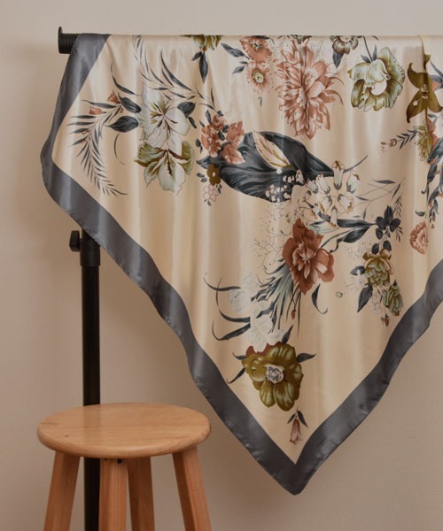 Mayree（メイリー）の「【resonance】ゴージャス フラワーデザイン シルクタッチ 大判スカーフ【マルチウェイ】（バンダナ/スカーフ・レディース・パープル系/グレー系・FREE）」の4枚目の写真