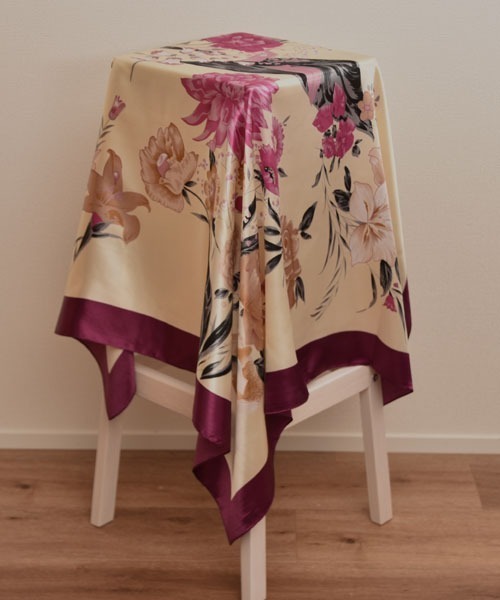 Mayree（メイリー）の「【resonance】ゴージャス フラワーデザイン シルクタッチ 大判スカーフ【マルチウェイ】（バンダナ/スカーフ・レディース・パープル系/グレー系・FREE）」の5枚目の写真