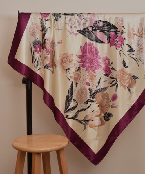 Mayree（メイリー）の「【resonance】ゴージャス フラワーデザイン シルクタッチ 大判スカーフ【マルチウェイ】（バンダナ/スカーフ・レディース・パープル系/グレー系・FREE）」の6枚目の写真