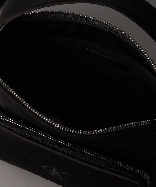 Calvin Klein（カルバン・クライン）の「ダブルストラップポケット ナイロンバッグ（ハンドバッグ・レディース・ブラック・FREE）」の2枚目の写真