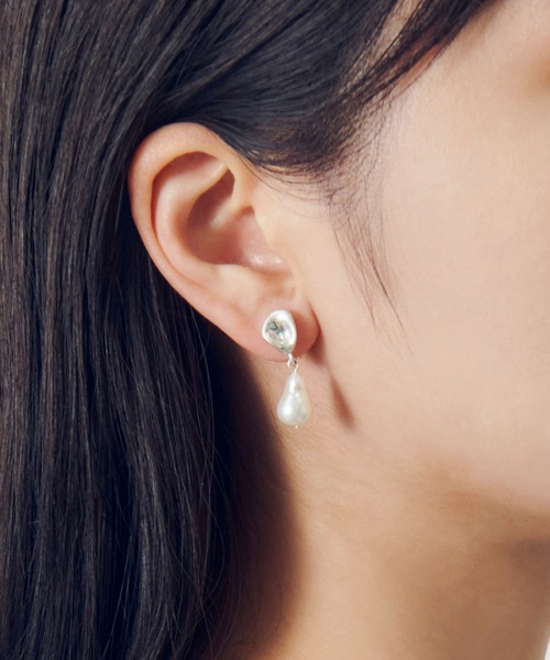 GOLDY(ゴールディ)の「ウォーター パール ×メタル イヤリング(イヤリング・レディース・シルバー/ゴールド/シルバー系その他/ゴールド系その他・FREE)」の3枚目の写真