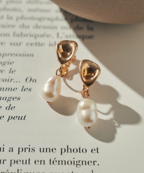 GOLDY(ゴールディ)の「ウォーター パール ×メタル イヤリング(イヤリング・レディース・シルバー/ゴールド/シルバー系その他/ゴールド系その他・FREE)」の1枚目の写真