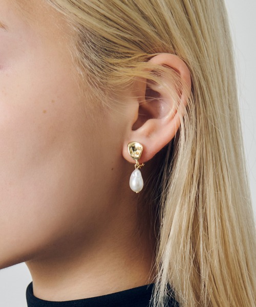 GOLDY(ゴールディ)の「ウォーター パール ×メタル イヤリング(イヤリング・レディース・シルバー/ゴールド/シルバー系その他/ゴールド系その他・FREE)」の4枚目の写真