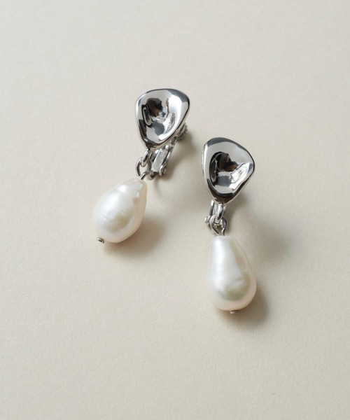 GOLDY(ゴールディ)の「ウォーター パール ×メタル イヤリング(イヤリング・レディース・シルバー/ゴールド/シルバー系その他/ゴールド系その他・FREE)」の5枚目の写真