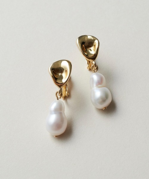 GOLDY(ゴールディ)の「ウォーター パール ×メタル イヤリング(イヤリング・レディース・シルバー/ゴールド/シルバー系その他/ゴールド系その他・FREE)」の6枚目の写真