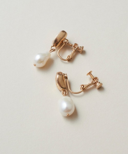 GOLDY(ゴールディ)の「ウォーター パール ×メタル イヤリング(イヤリング・レディース・シルバー/ゴールド/シルバー系その他/ゴールド系その他・FREE)」の9枚目の写真