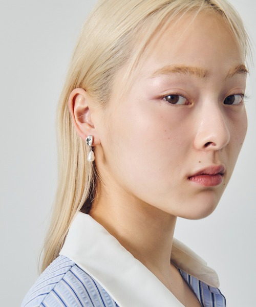 GOLDY(ゴールディ)の「ウォーター パール ×メタル イヤリング(イヤリング・レディース・シルバー/ゴールド/シルバー系その他/ゴールド系その他・FREE)」の11枚目の写真