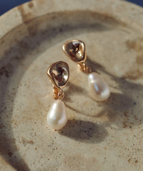 GOLDY(ゴールディ)の「ウォーター パール ×メタル イヤリング(イヤリング・レディース・シルバー/ゴールド/シルバー系その他/ゴールド系その他・FREE)」の16枚目の写真