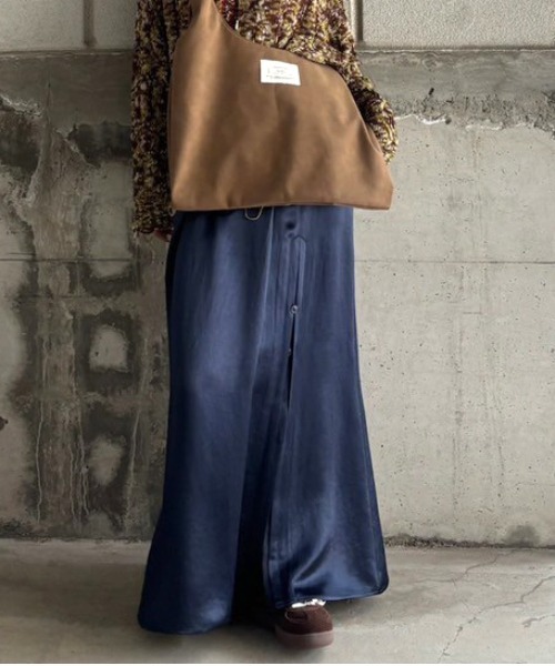 Ameri（アメリ）の「HEAVY SATIN ASYMMETRY TUCK SKIRT（スカート・レディース・ライトグレー/グリーン/ネイビー・SMALL/MEDIUM）」の3枚目の写真