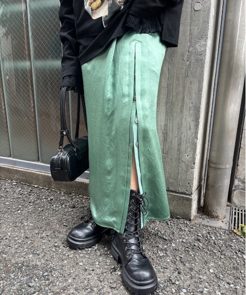 Ameri（アメリ）の「HEAVY SATIN ASYMMETRY TUCK SKIRT（スカート・レディース・ライトグレー/グリーン/ネイビー・SMALL/MEDIUM）」の2枚目の写真