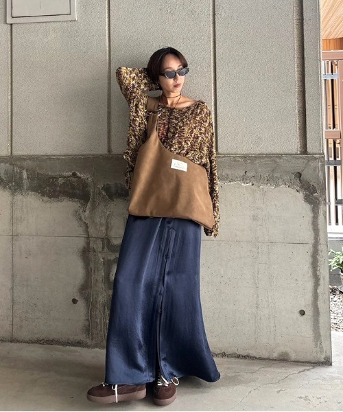 Ameri（アメリ）の「HEAVY SATIN ASYMMETRY TUCK SKIRT（スカート・レディース・ライトグレー/グリーン/ネイビー・SMALL/MEDIUM）」の11枚目の写真