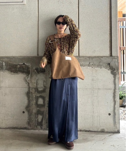 Ameri（アメリ）の「HEAVY SATIN ASYMMETRY TUCK SKIRT（スカート・レディース・ライトグレー/グリーン/ネイビー・SMALL/MEDIUM）」の12枚目の写真