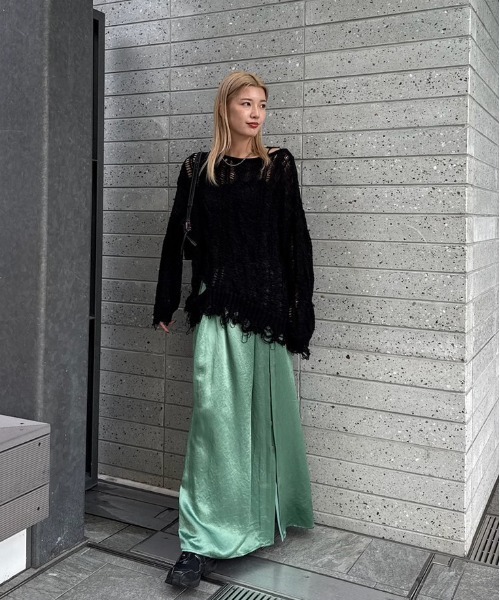Ameri（アメリ）の「HEAVY SATIN ASYMMETRY TUCK SKIRT（スカート・レディース・ライトグレー/グリーン/ネイビー・SMALL/MEDIUM）」の9枚目の写真