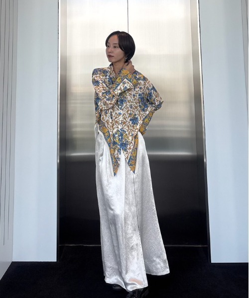 Ameri（アメリ）の「HEAVY SATIN ASYMMETRY TUCK SKIRT（スカート・レディース・ライトグレー/グリーン/ネイビー・SMALL/MEDIUM）」の4枚目の写真