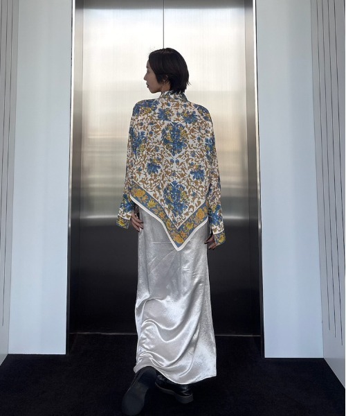 Ameri（アメリ）の「HEAVY SATIN ASYMMETRY TUCK SKIRT（スカート・レディース・ライトグレー/グリーン/ネイビー・SMALL/MEDIUM）」の6枚目の写真