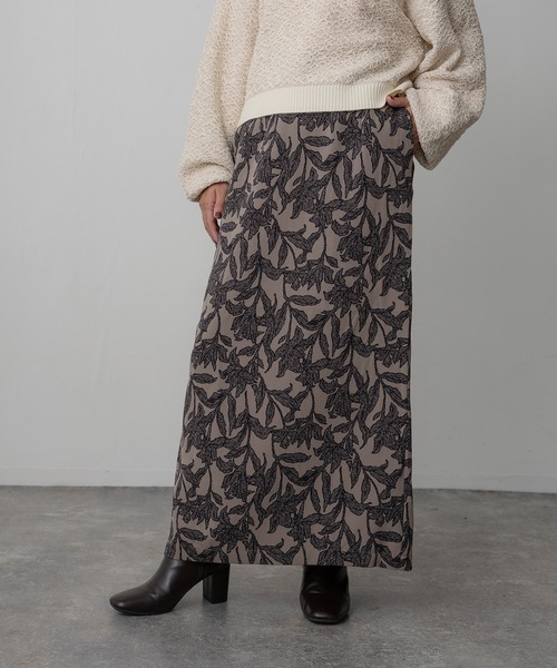 Floran(フローラン)の「花柄プリントナロースカート(スカート・レディース・ベージュ/ブラウン/チャコールグレー・FREE)」の3枚目の写真