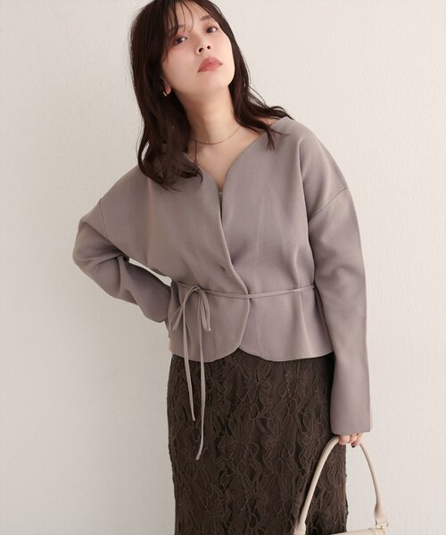 natural couture（ナチュラルクチュール）の「【WEB限定】〈osono〉ウエストベルト付ニットジャケット（カーディガン/ボレロ・レディース・グレイッシュベージュ/サックスブルー/オフホワイト/チャコールグレー・FREE）」の3枚目の写真