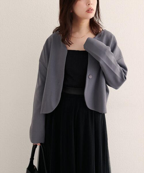 natural couture（ナチュラルクチュール）の「【WEB限定】〈osono〉ウエストベルト付ニットジャケット（カーディガン/ボレロ・レディース・グレイッシュベージュ/サックスブルー/オフホワイト/チャコールグレー・FREE）」の2枚目の写真