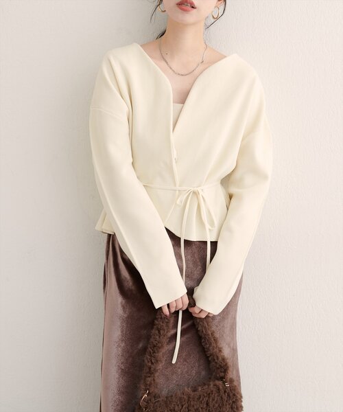 natural couture（ナチュラルクチュール）の「【WEB限定】〈osono〉ウエストベルト付ニットジャケット（カーディガン/ボレロ・レディース・グレイッシュベージュ/サックスブルー/オフホワイト/チャコールグレー・FREE）」の15枚目の写真