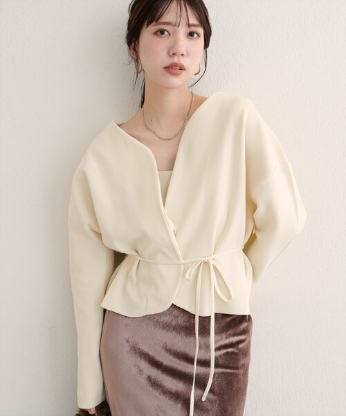 natural couture（ナチュラルクチュール）の「【WEB限定】〈osono〉ウエストベルト付ニットジャケット（カーディガン/ボレロ・レディース・グレイッシュベージュ/サックスブルー/オフホワイト/チャコールグレー・FREE）」の16枚目の写真