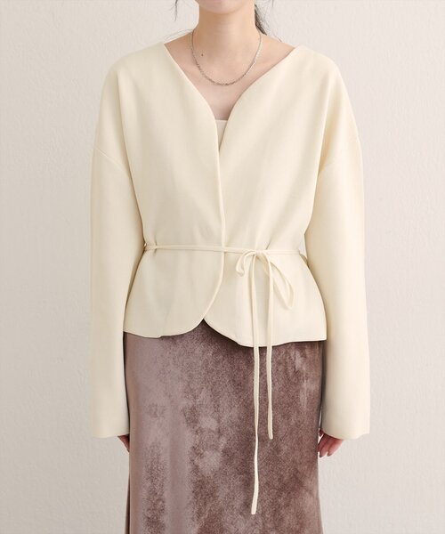 natural couture（ナチュラルクチュール）の「【WEB限定】〈osono〉ウエストベルト付ニットジャケット（カーディガン/ボレロ・レディース・グレイッシュベージュ/サックスブルー/オフホワイト/チャコールグレー・FREE）」の21枚目の写真