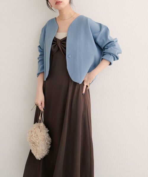 natural couture（ナチュラルクチュール）の「【WEB限定】〈osono〉ウエストベルト付ニットジャケット（カーディガン/ボレロ・レディース・グレイッシュベージュ/サックスブルー/オフホワイト/チャコールグレー・FREE）」の5枚目の写真