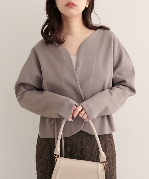 natural couture（ナチュラルクチュール）の「【WEB限定】〈osono〉ウエストベルト付ニットジャケット（カーディガン/ボレロ・レディース・グレイッシュベージュ/サックスブルー/オフホワイト/チャコールグレー・FREE）」の9枚目の写真