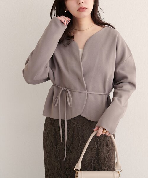 natural couture（ナチュラルクチュール）の「【WEB限定】〈osono〉ウエストベルト付ニットジャケット（カーディガン/ボレロ・レディース・グレイッシュベージュ/サックスブルー/オフホワイト/チャコールグレー・FREE）」の7枚目の写真