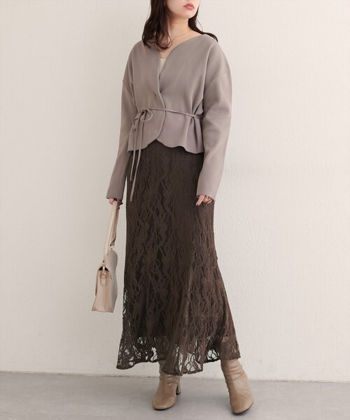 natural couture（ナチュラルクチュール）の「【WEB限定】〈osono〉ウエストベルト付ニットジャケット（カーディガン/ボレロ・レディース・グレイッシュベージュ/サックスブルー/オフホワイト/チャコールグレー・FREE）」の12枚目の写真