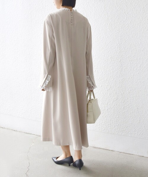 troisiemeCHACO(トロワズィエムチャコ)の「【SHIPS別注】troisiemeCHACO:〈手洗い可能〉フリル レース ワンピース(セレモニー対応可)(ワンピース・レディース・ベージュ/ネイビー・ONE SIZE)」の5枚目の写真