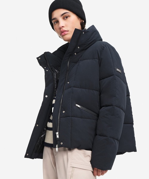 AIGLE(エーグル)の「撥水 ショート キルティングパファージャケット / フード収納可(ダウンジャケット/コート・レディース・バイオレット/ブラック・M/XS/S)」の2枚目の写真