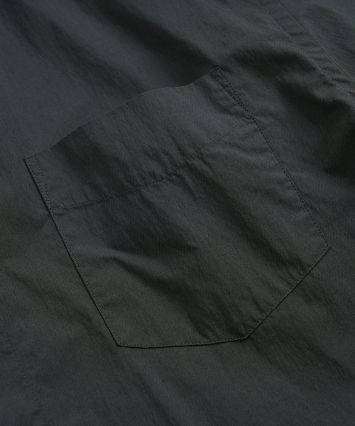 FRIZMWORKS(フリズムワークス)の「FEATHER CN RELAXED HALF SHIRT _ CHARCOAL(シャツ/ブラウス・メンズ・その他・LARGE/SMALL/MEDIUM)」の4枚目の写真