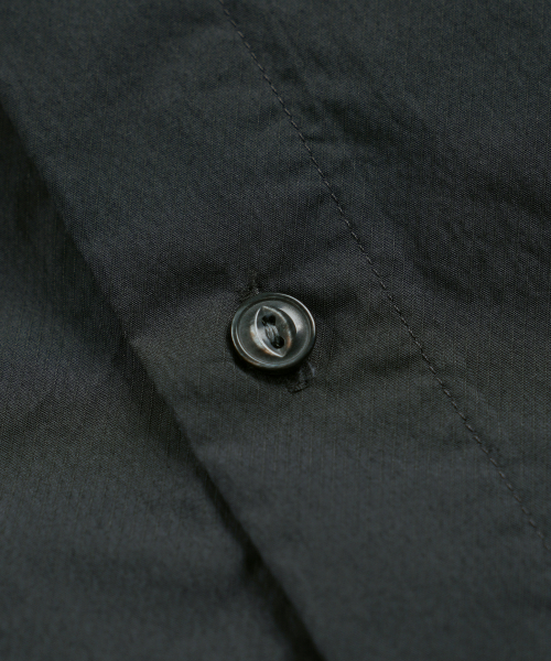 FRIZMWORKS(フリズムワークス)の「FEATHER CN RELAXED HALF SHIRT _ CHARCOAL(シャツ/ブラウス・メンズ・その他・LARGE/SMALL/MEDIUM)」の5枚目の写真