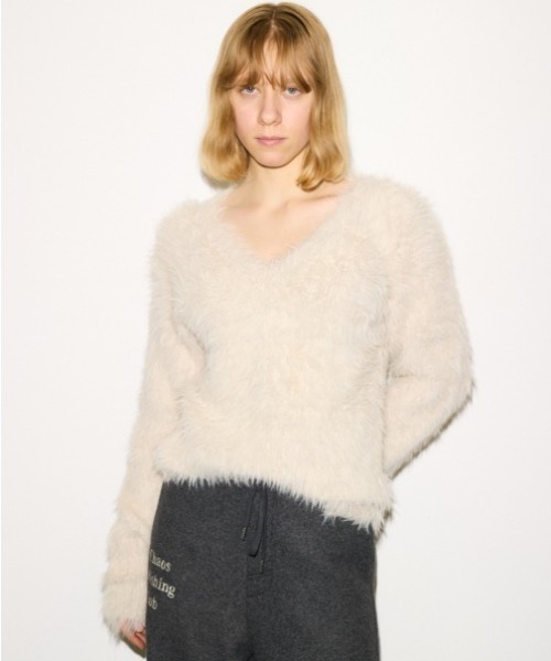 THROW by SLY（スローバイスライ）の「THROW SHAGGY V/N TUCK PUFF TOPS　シャギー Vネック タック パフ トップス 秋服 冬服（ニット/セーター・レディース・ブラウン/アイボリー・FREE）」の2枚目の写真