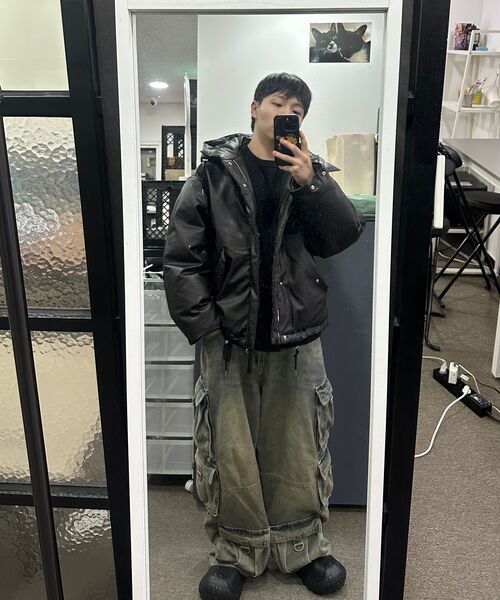 BESLOW(ビースロー)の「OVERSIZED M65 HOOD SHORT DOWN PARKA VEGAN LEATHER BLACK(ダウンジャケット/コート・メンズ・その他・LARGE/MEDIUM/SMALL/X-LARGE/X-SMALL)」の12枚目の写真