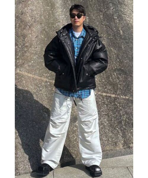 BESLOW(ビースロー)の「OVERSIZED M65 HOOD SHORT DOWN PARKA VEGAN LEATHER BLACK(ダウンジャケット/コート・メンズ・その他・LARGE/MEDIUM/SMALL/X-LARGE/X-SMALL)」の2枚目の写真
