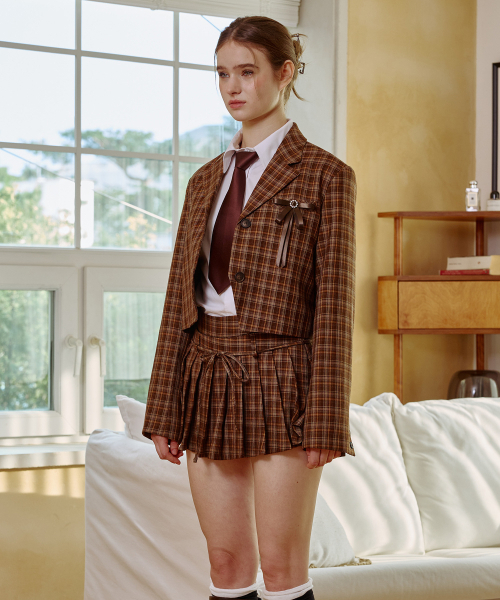 ARI(アリ)の「WHITNEY CROP JACKET / BROWN(テーラードジャケット・レディース・ブラウン・FREE)」の2枚目の写真