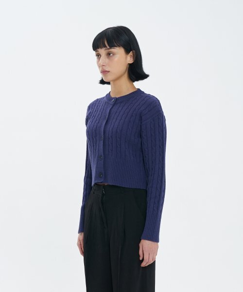 BLOND9(ブロンドナイン)の「ラウンドネッククロップケーブルカーディガン_ネイビー(カーディガン/ボレロ・レディース・その他・MEDIUM/SMALL)」の4枚目の写真