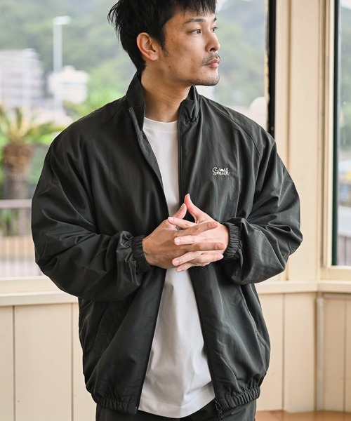 Sunny Smith(サニースミス)の「コットンライク ナイロン ヤシの木両面刺繍 ZIP-UP ジャケット(ナイロンジャケット・メンズ・スミクロ/グレー・MEDIUM/LARGE)」の2枚目の写真