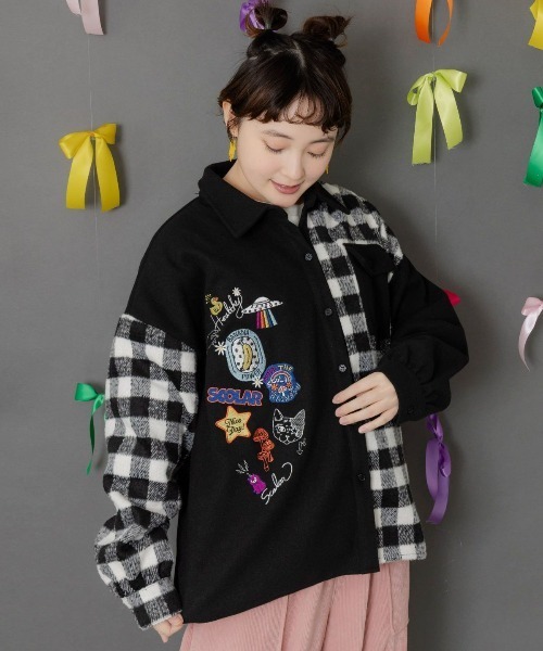 ScoLar(スカラー)の「ScoLar(スカラー) POP刺繍×チェック柄シャツ(シャツ/ブラウス・レディース・ブラック/チャコールグレー・MEDIUM)」の1枚目の写真
