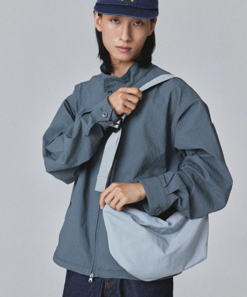 EMOTIO（エモティオ）の「[THOMAS collection]Nylon Crossbody Bag - LIGHT GRAY（メッセンジャーバッグ・メンズ・その他・FREE）」の2枚目の写真