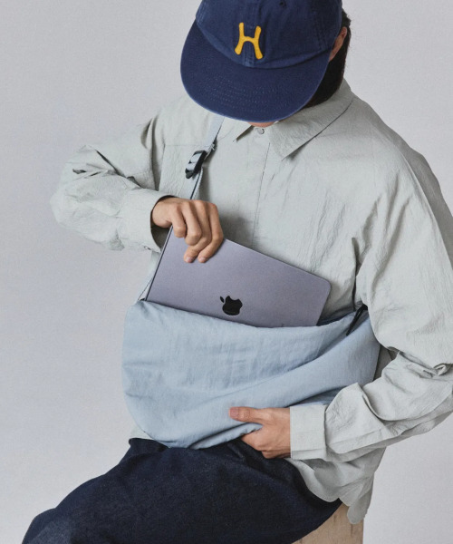 EMOTIO（エモティオ）の「[THOMAS collection]Nylon Crossbody Bag - LIGHT GRAY（メッセンジャーバッグ・メンズ・その他・FREE）」の3枚目の写真