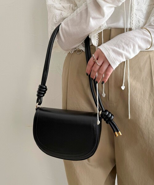 fredy emue（フレディエミュ）の「フラップラウンドポシェット（ショルダーバッグ・レディース・ブラック/レッド/ブラウン・FREE）」の2枚目の写真