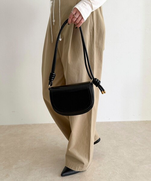 fredy emue（フレディエミュ）の「フラップラウンドポシェット（ショルダーバッグ・レディース・ブラック/レッド/ブラウン・FREE）」の16枚目の写真