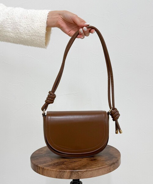 fredy emue（フレディエミュ）の「フラップラウンドポシェット（ショルダーバッグ・レディース・ブラック/レッド/ブラウン・FREE）」の20枚目の写真